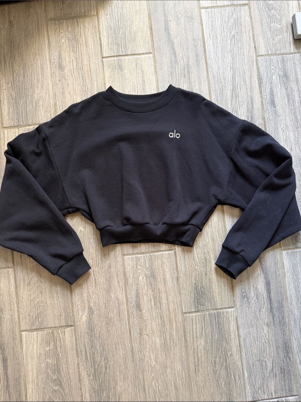 ALO Yoga Cropped Accolade Crewneck Sweatshirt in Black